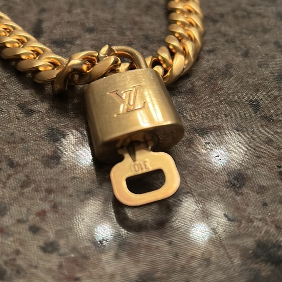 Louis Vuitton 310 lock and key with short necklace set - Picture 3 of 4